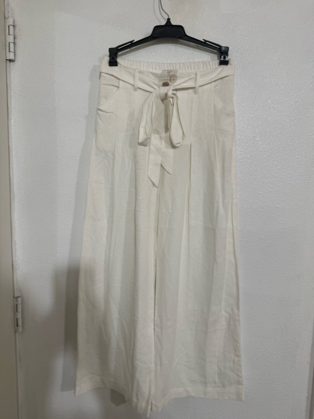 Francesca’s white leg, linen, blend. White pants. Summer resort size.XS NWT